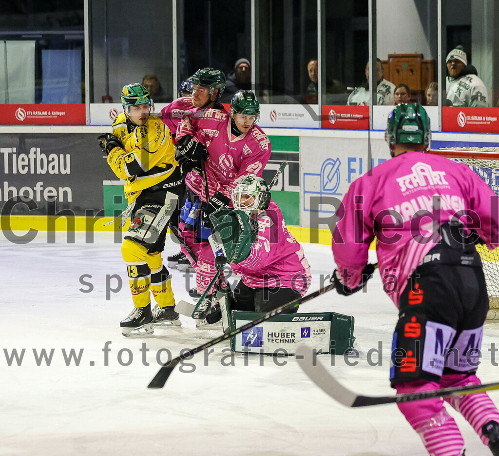 2025-10-28_056_TSV_Erding_gegen_Toelzer_Loewen | Erding, Deutschland, 28.10.2025:Eishockey, Oberliga Süd 2025 / 2026, 13. Spieltag, TSV Erding gegen Tölzer Löwen, Endergebnis: 2:5Nicolas Sauer (Tölzer Löwen, #13), Erik Modlmayr (Erding Gladiators, #21), Torwart Leon Meder (Erding Gladiators, #39), Jesse Kauhanen (Erding Gladiators, #4)Foto: Christian Riedel / fotografie-riedel.net
