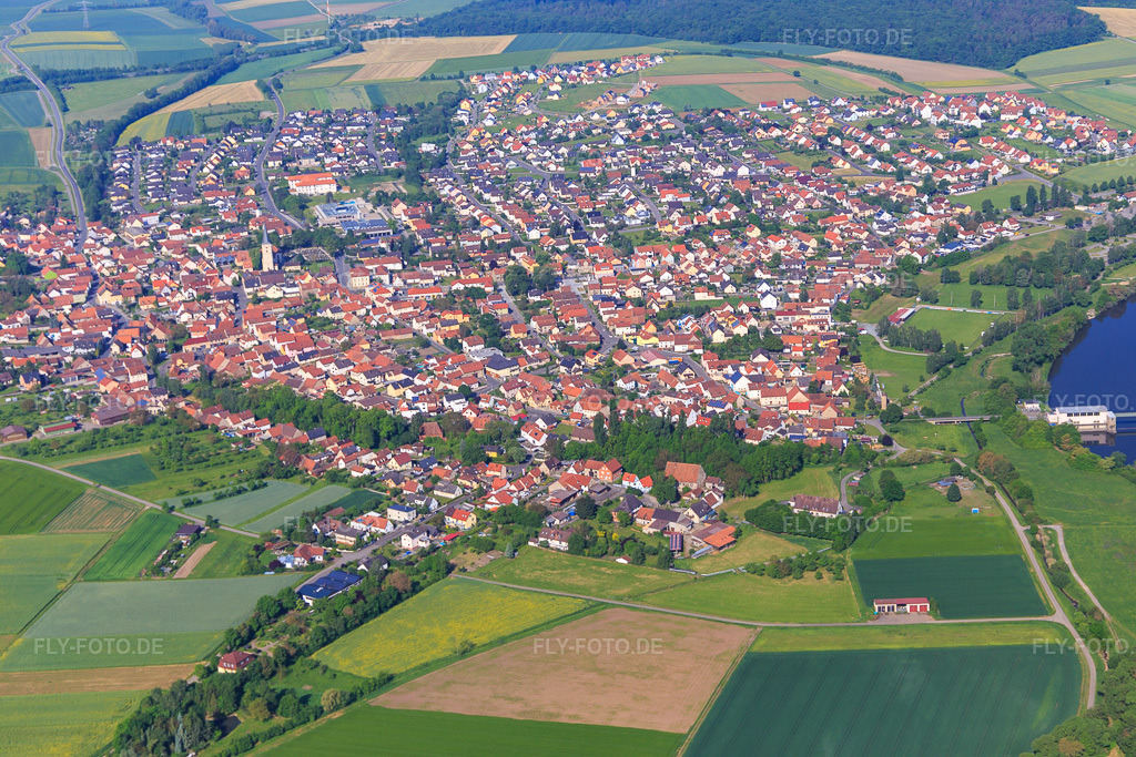 Luftbild: Ortsansicht südlich des Main aus Osten mit Dreiberg-Schule Knetzgau und AWO Seniorenzentrum Knetzgau in Knetzgau im Bundesland Bayern in Deutschland.Foto: IMG_099873.jpg vom 25.05.2017 durch Werner Riehm/FLY-FOTO.deDreiberg-Schule Knetzgau - Dreiberg Schule!WWW.SENIORENZENTRUM-KNETZGAU.DE