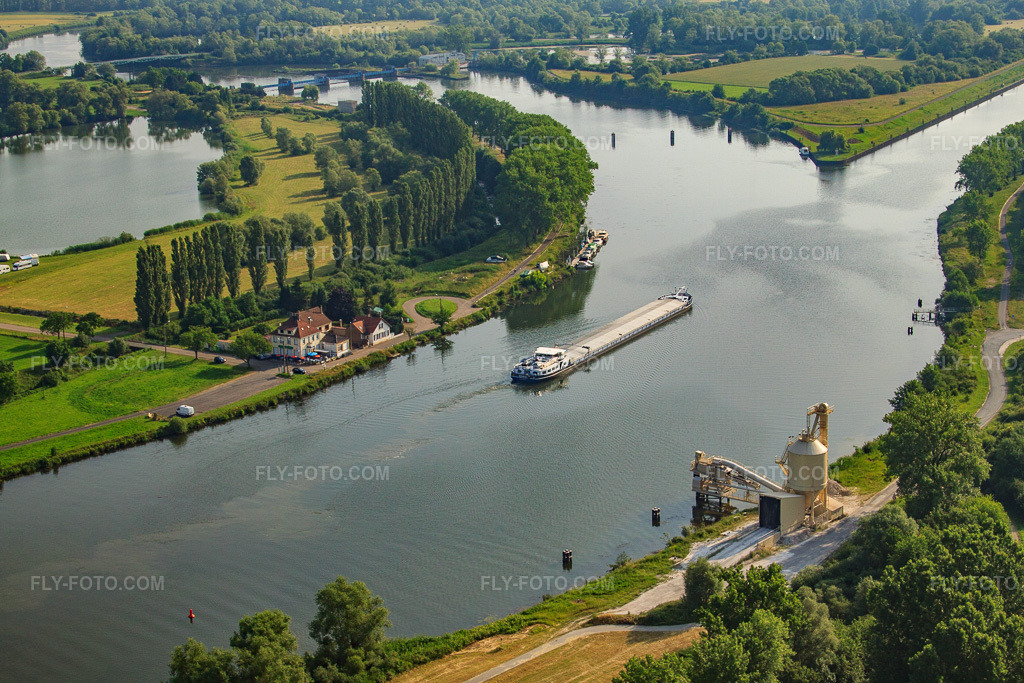 Aerial view: Port De Plaisance de Cattenom in Cattenom in the state Moselle, France. – Photo: IMG_29379.jpg taken on 06/26/2010 by Werner Riehm/FLY-FOTO.com – Resolution of the original: 4752 x 3168 px