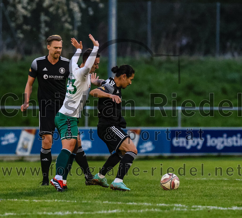 2024-04-05_047_FC_Schwaig_gegen_SV_Pullach | Oberding, Deutschland, 05.04.2024:
Fußball, Landesliga Südost 2023 / 2024, 28. Spieltag, FC Schwaig gegen SV Pullach, Endergebnis: 2:0

Maximilian Stapf (SV Pullach, #23), Maximilian Hellinger (FC Schwaig, #23), Keita Kawai (SV Pullach, #17)

Foto: Christian Riedel / fotografie-riedel.net