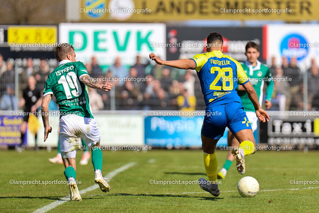 Fußball I Herren I Saison 2025-2026 I SHFV-Lotto-Pokal I Halbfinale I SV Todesfelde - VfB Lübeck 076 | v.l. Fabian Istefo (19, VfB Lübeck), Noah Awuku (28, SV Todesfelde) - Realisiert mit Pictrs.com