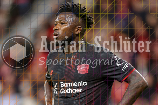 Bayer 04 Leverkusen vs Eintracht Frankfurt - Bundesliga  | Leverkusen, Deutschland, 12.09.25:   Edmond Faycial Tapsoba (Bayer 04 Leverkusen) schaut waehrend des Spiels der Bundesliga zwischen  Bayer 04 Leverkusen vs Eintracht Frankfurt in der BayArena(Foto von Brauer-Fotoagentur / Adrian Schlueter)