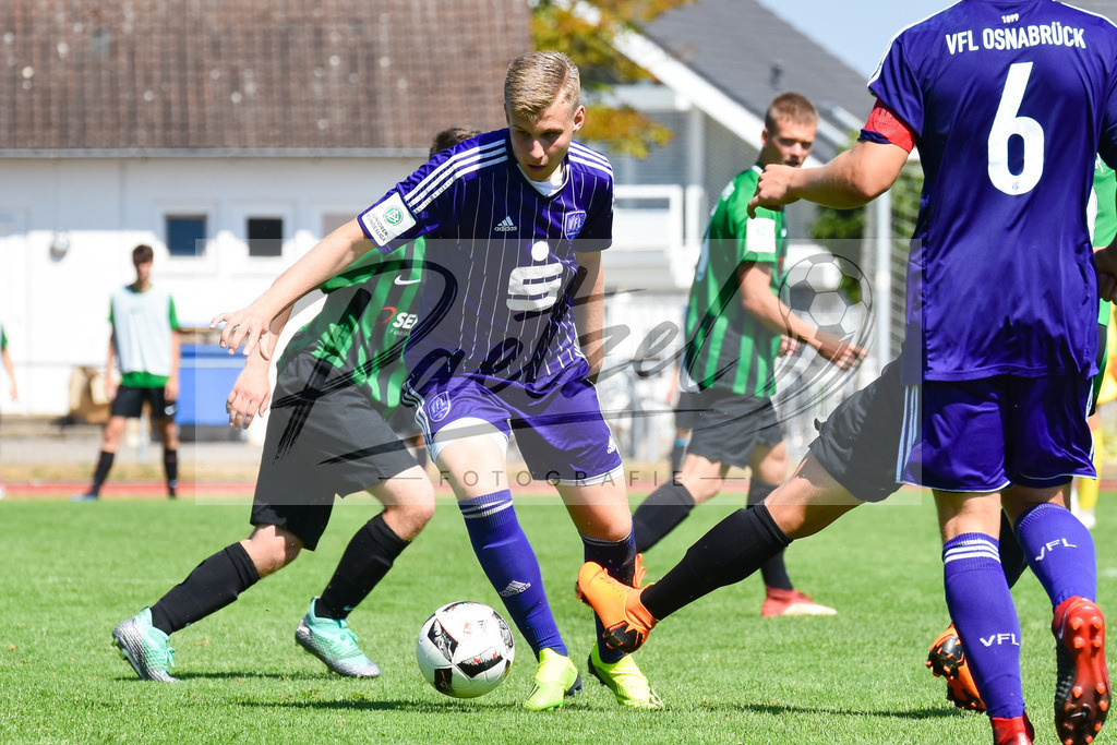 20180804_OSNSCP_0025 | Fußball, A-Junioren: Gianluca Przondziono (VfL Osnabrück) in Aktion, am Ball, Einzelaktion beim Testspiel zwischen VfL Osnabrück vs. SC Preußen Münster am 04.08.2018 im Sportpark Illoshöhe in Osnabrück, Deutschland.(Foto von Nico Paetzel) - Realisiert mit Pictrs.com