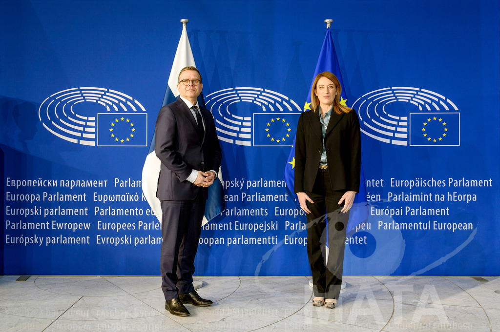 _DWI6051 | Die Ankunft des finnischen Ministerpräsidenten wurde im Rahmen des Programms „This is Europe“ von EU-Präsidentin Roberta Metsola am 13.03.2024 in EU-Parlament Straßburg begrüßt. - Realisiert mit Pictrs.com