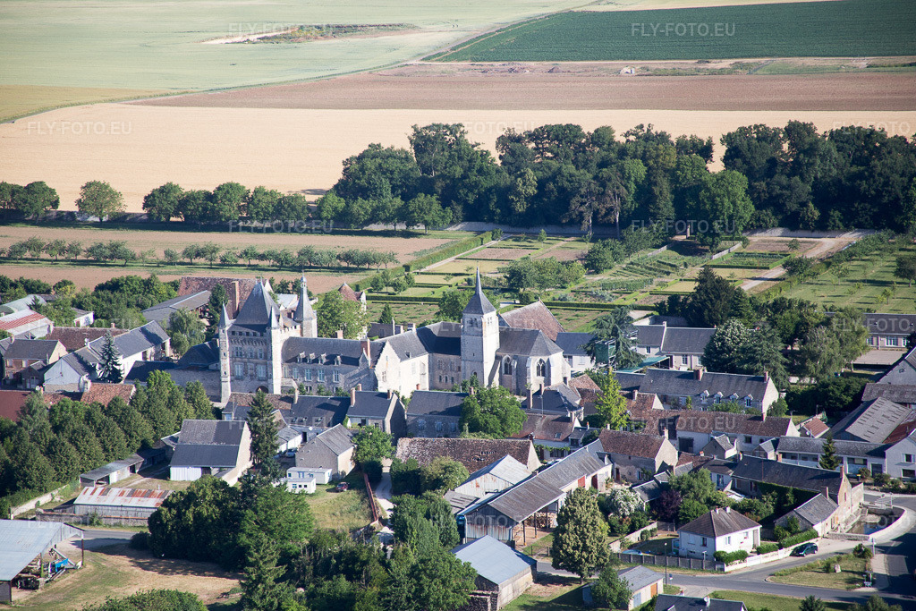 Vue aérienne: Vue de la ville à Talcy dans le département Loir et Cher, France. Photo: IMG_082177.jpg prise le 20/06/2015 par Werner Riehm/FLY-FOTO.euRésolution de l'original: 5472 x 3648 px