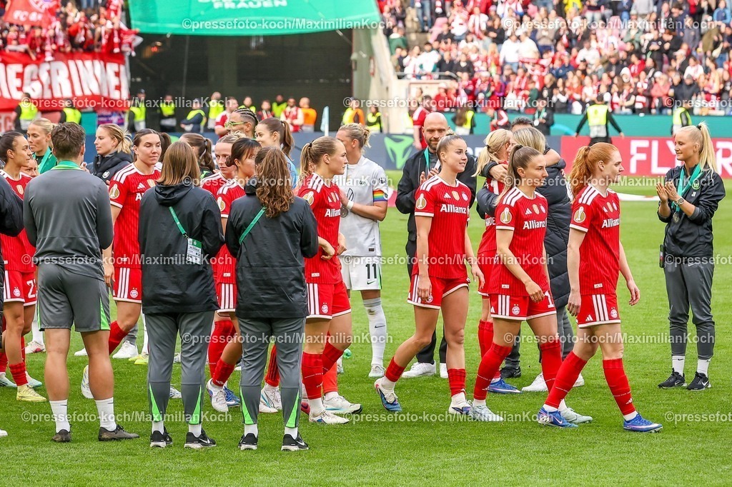 xKWIx14052601158 | 2026.05.14, xkwix, Fußball, Finale DFB-Pokal Frauen, VfL Wolfsburg -  FC Bayern München, Saison 2025 2026, Rhein-Energie-Stadion in Köln: Die Wolfsburgerinnen stehen fuer die Gewinnerinnen aus Muenchen spalier DFB regulations prohibit any use of photographs as image sequences and or quasi-video. Photo: xKamilxWilkowskixPressefotoKochx
