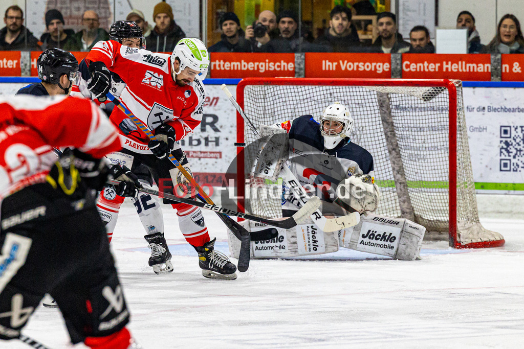 Spiel 5 Viertelfinale TSV Peißenberg Miners vs HC Landsberg Riverkings | Eishockey Bayernliga Playoffs 2023/2024, Spiel 5 Viertelfinale TSV Peißenberg Miners vs HC Landsberg Riverkings, 20240301,
Schuss von Sinan ONDÖRTOGLU (Miners 22), Abfälscher von Florian SIMON (Miners 11),
2024-03-01 in Peißenberg (Eisstadion)
11 Florian SIMON (Miners 11), 32 Moritz BORST (HCL Goali 32)
Copyright: WolfgangxLindner foto-lindner.de