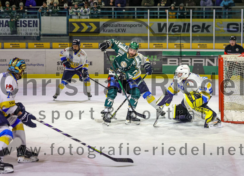 2026-01-09_036_TSV_Erding_gegen_Stuttgart_Rebels | Erding, Deutschland, 09.01.2026:Eishockey, Oberliga Süd 2025 / 2026, 35. Spieltag, TSV Erding gegen Stuttgart Rebels, Endergebnis: Philipp Michl (Erding Gladiators, #77), Torwart Nick Jordan Vieregge (Stuttgart Rebels, #29)Foto: Christian Riedel / fotografie-riedel.net