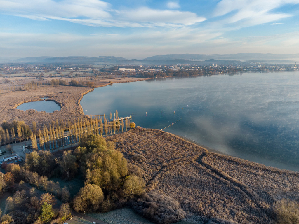 Radolfzellbilder_0082 | Die Mooser Bucht mit dem Mooser Hafen, rechts die Stadt Radolfzell - Realisiert mit Pictrs.com
