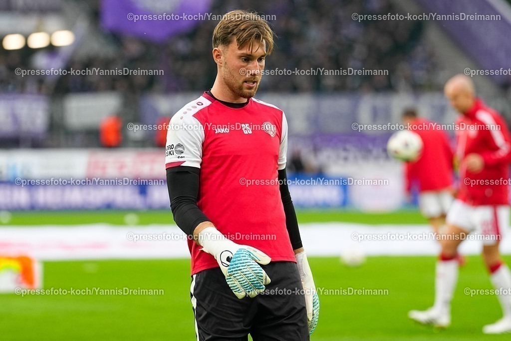 xydrx17092501258 | 17.09.2025, xydrx, Fußball, 3.Liga, Rot-Weiss Essen - VFL Osnabrück, Saison 2025 2026, Stadion an der Hafenstraße: Malte Bruening (Rot-Weiss Essen #25)    DFB regulations prohibit any use of photographs as image sequences and or quasi-video.