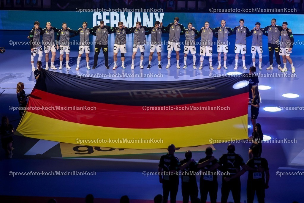 EHF22012601018 | 22.01.2026, Handball, Men's EHF EURO 2026, Deutschland - Portugal, Jyske Bank Boxen in Herning, Dänemark, Main Round: Das deutsche Team steht bei der Nationalhymne Arm in Arm zusammen.  