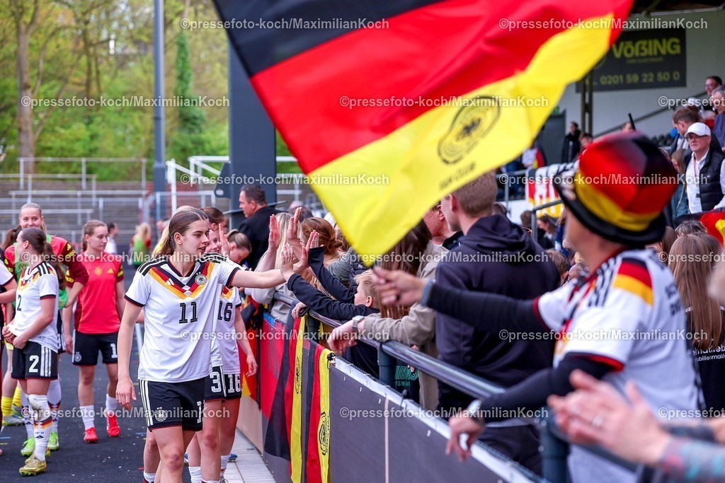 DFB16042601076 | 16.04.2026, Essen, Fußball, UEFA Womens UNDER 19 Championship qualification, Germany - France, Stadion Uhlenkrug, Saison 2025 / 2026: Abschlussjubel nach dem 2:1 Sieg der deutschen Nationalmannschaft. Die Spielerinnen klatschen sich mit den Fans am Zaun ab. Zuschauer Besucher Leni Eggert (Deutschland U19 #11)   DFB regulations prohibit any use of photographs as image sequences and or quasi-video.
