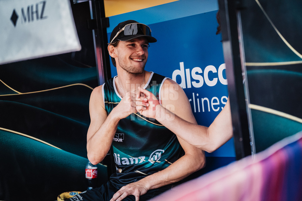 Beachvolleyball | Männer | Allianz German Beach Tour 2025 | Tourstop Düsseldorf | 09.05.2025 | Paul Henning auf der Bank