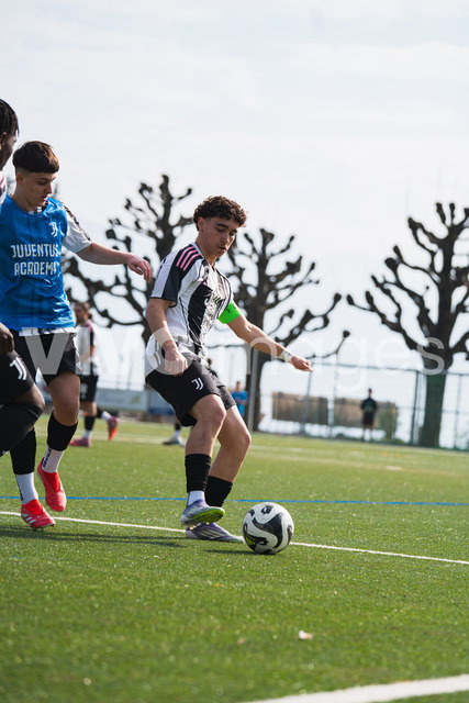 juv_lut_fmachado-0094 | Images from the Juniors B match between Juventus Academy and FC Lutry, played on 18 March 2026 in Lutry, Switzerland, featuring players, coaching staff and match action throughout the game.