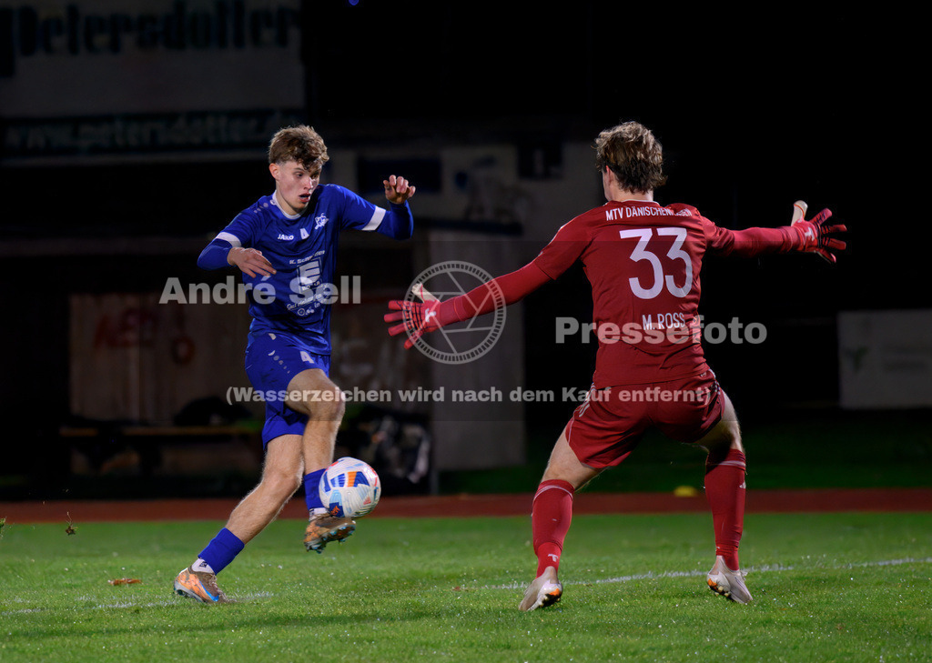 Preetzer TSV vs MTV Dänischenhagen | Enno Schulze (Preetz #4) zieht an Moritz Heinemann (Dänischenhagen #33) vorbei und schiebt zum 1-0 ein / Fußball-Verbandsliga Ost Männer 2026/2027 / Preetzer TSV vs MTV Dänischenhagen / Jahnplatz / Preetz / 16.10.26 - Realisiert mit Pictrs.com