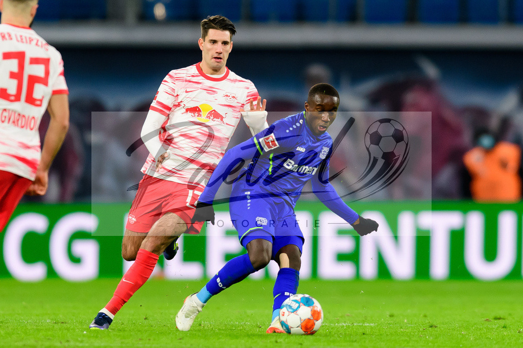 RBLLEV20211128_191 | Fussball, Herren: Josko Gvardiol (RB Leipzig) und Moussa Diaby (Bayer 04 Leverkusen) im Zweikampf bei dem Spiel der 1. Bundesliga zwischen RB Leipzig und Bayer 04 Leverkusen in der Red Bull Arena am 28.11.2021 in Leipzig, Deutschland.DFB / DFL REGULATIONS PROHIBIT ANY USE OF PHOTOGRAPHS AS IMAGE SEQUENCES AND/OR QUASI-VIDEO. - Realisiert mit Pictrs.com