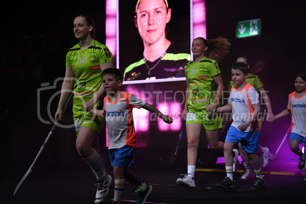 Kloten-Dietlikon Jets vs Skorpion Emmental Zollbrück - 15. April 2023 | 15.04.2023, Kloten, stimo arena, Swiss Unihockey Superfinal Frauen: Kloten-Dietlikon Jets - UHV Skorpion Emmental, Lea Hanimann (#14 Skorpion Emmental Zollbrueck) und Anja Lanz (#15 Skorpion Emmental Zollbrueck) mit Einlaufkids. - Realisiert mit Pictrs.com