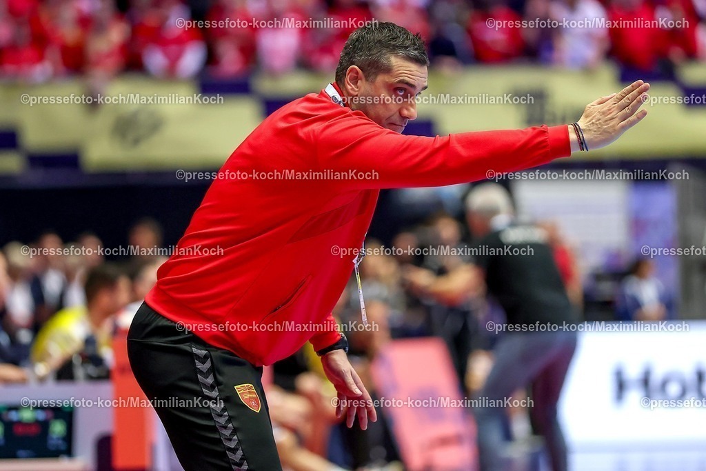 EHF18012601110 | 18.01.2026, Handball, Men's EHF EURO 2026, Portugal - Nordmazedonien, Jyske Bank Boxen in Herning, Dänemark, Preliminary Round:  Headcoach Kiril Lazarov (North Macedonia #hc) gestikulierend am Spielfeldrand  