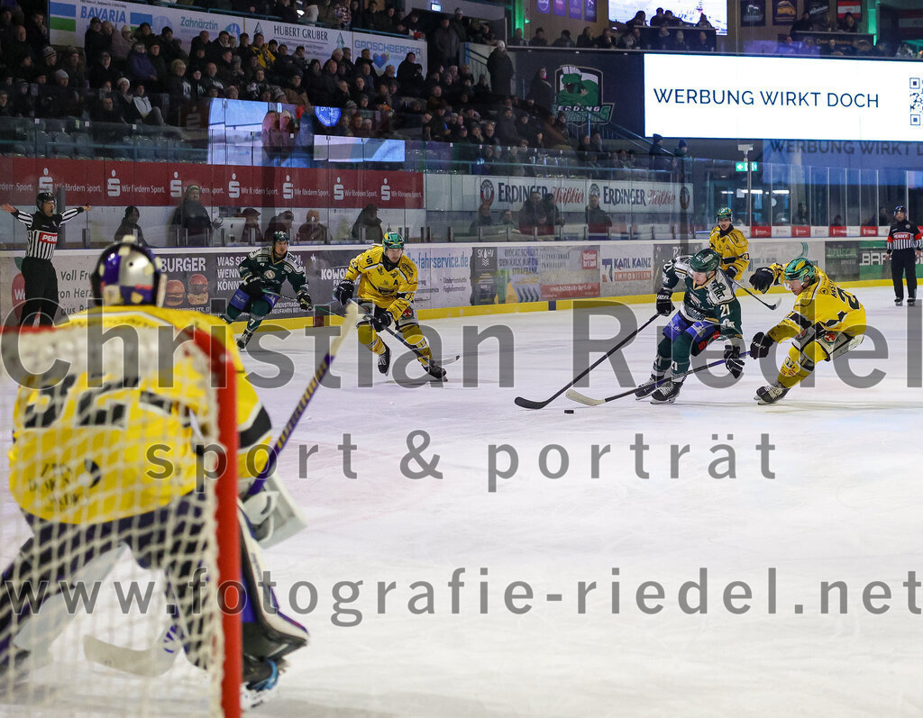 2025-12-19_052_TSV_Erding_gegen_Toelzer_Loewen | Erding, Deutschland, 19.12.2025:Eishockey, Oberliga Süd 2025 / 2026, 27. Spieltag, TSV Erding gegen Tölzer Löwen, Endergebnis: 2:5Torwart Matthias Bittner (Tölzer Löwen, #32), Erik Modlmayr (Erding Gladiators, #21)Foto: Christian Riedel / fotografie-riedel.net