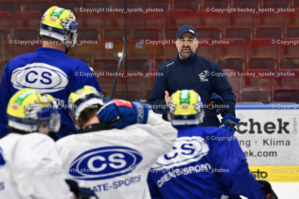 Eistrainig EC VSV mit Headcoach Pierre Allard | Eistraining EC VSV mit Headcoach Pierre Allard, 1.Eistraining EC VSV mit Headcoach Pierre Allard am 02.12.2025 in Villach (Stadthalle Villach), Austria, (Photo by Bernd Stefan)