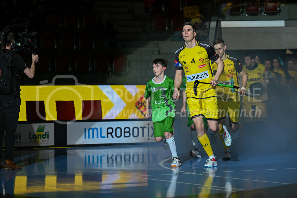 HC Rychenberg vs Tigers Langnau - 11. Dezember 2022 | HC Rychenberg vs Tigers Langnau
AXA Arena, Winterthur
Nils Conrad (#4 HC Rychenberg) mit Einlaufkid.
Bild: Sportfotografie Markus Aeschimann | www.markus-aeschimann.ch - Realisiert mit Pictrs.com