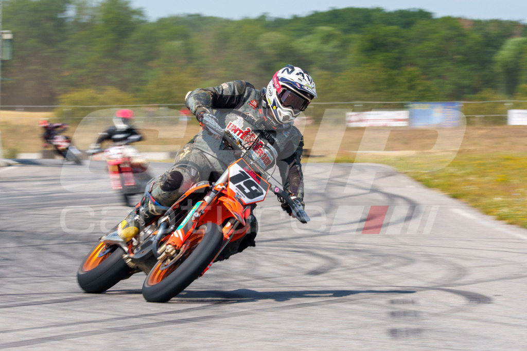 SuperMoto_Staatsmeisterschaft_Fuglau-725 | GRIPcapture steht für authentische Sportfotografie in Österreich – für Momente, die mehr sind als Geschwindigkeit oder Ergebnis. Es geht um Emotion, Spannung, Fokus und den Augenblick, der oft nur einen Wimpernschlag dauert.Ob Motorsport, Teamsport oder 