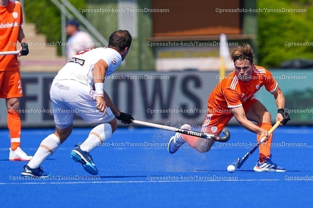 xydrx09082502002 | 09.08.2025, xydrx, Herren EuroHockey Championship 2025, Gruppenphase, Gruppe a, Niederlande - Spanien, Sparkassenpark Mönchengladbach: Alvaro Iglesias (ESP #9) im Zweikampf gegen Jorrit Croon (NED #10)
