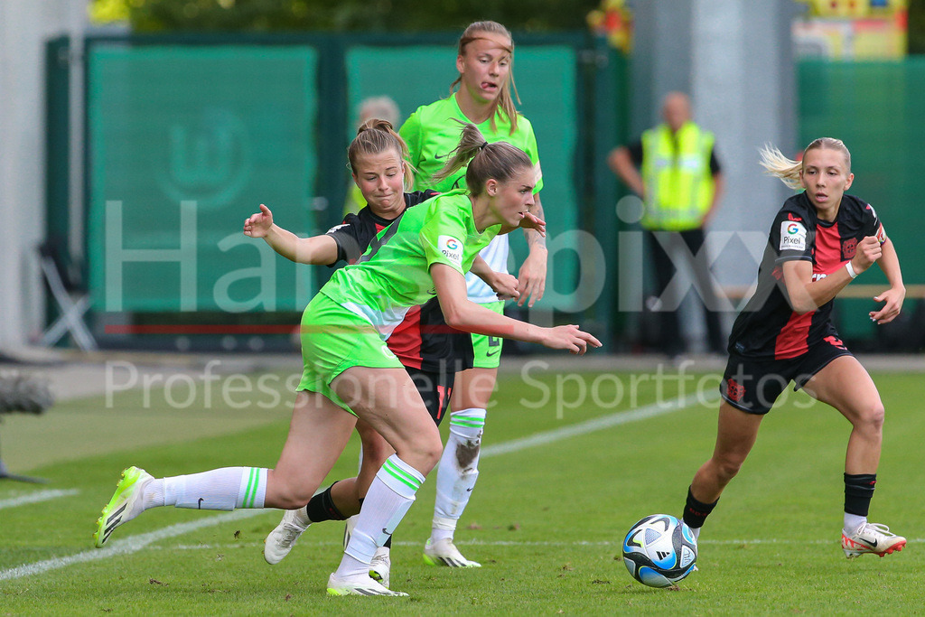 Fussball, Google Pixel Frauen-Bundesliga, VfL Wolfsburg - Bayer 04 Leverkusen | v.li.: Kristin Kögel (Bayer 04 Leverkusen, 11) und Jule Brand (VfL Wolfsburg, 29) im Zweikampf, Duell, Dynamik, Aktion, Action, Spielszene, DIE DFB-RICHTLINIEN UNTERSAGEN JEGLICHE NUTZUNG VON FOTOS ALS SEQUENZBILDER UND/ODER VIDEOÄHNLICHE FOTOSTRECKEN. DFB REGULATIONS PROHIBIT ANY USE OF PHOTOGRAPHS AS IMAGE SEQUENCES AND/OR QUASI-VIDEO.