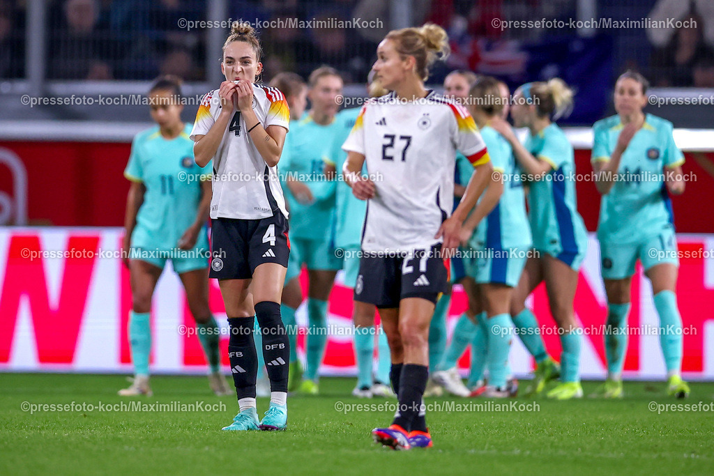 DFB28102401038 | 28.10.2024, Fußball Länderspiel Frauen, Deutschland - Australien, Schauindland-Reisen-Arena Duisburg, Saison 2024 2025: Sophia Kleinherne (GER #4) und Lina Magull (GER #27) stehen enttäuscht nach dem 1:1 durch Clare Hunt (AZN #15) auf dem Spielfeld Enttäuschung
