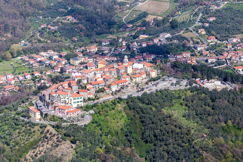 Aerial view: Village view in the district Nicola in Ortonovo in the state La Spezia, Italy. – Photo: IMG_087159.jpg taken on 04/04/2016 by Werner Riehm/FLY-FOTO.com – Resolution of the original: 5009 x 3339 px