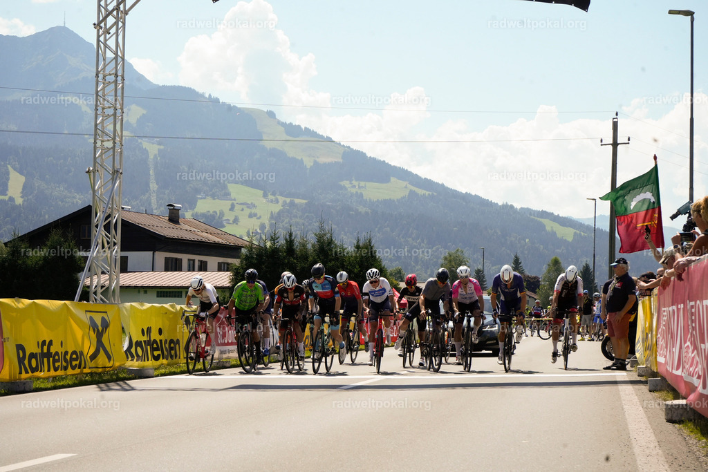 194_20230817_Bewerb_Maenner_Muehlanger | AUT - OESTERREICH, 2023-08-16: SPORT RENNRAD-FAHREN - 55. INTERNATIONALER RADWELTPOKAL IN ST. JOHANN IN TIROL  - Vintage-Radrennen mit WM-Bronze-Medaillen-Siegerin Christina Schweinberger, den Teilnehmer und Alexander Baumann (vom Orginastions-Team) - TAG 2 BEWERB MAENNER IN SECHS GRUPPEN  ; Foto: Roland Muehlanger