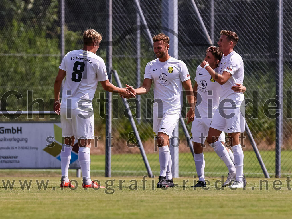 2023-07-22_052_FC_Eitting_gegen_FC_Moosinning | Eitting, Deutschland, 22.07.2023:
Fußball, Kreisliga 2023 / 2024, Testspiel, FC Eitting gegen FC Moosinning, Endergebnis: 0:4

Jubel nach dem 0:2 durch Maximilian Lechner (FC Moosinning, #11)
Stefan Haas (FC Moosinning, #8), Thomas Auerweck (FC Moosinning, #19), Maximilian Lechner (FC Moosinning, #11), Florian Jakob (FC Moosinning, #10)

Foto: Christian Riedel / fotografie-riedel.net