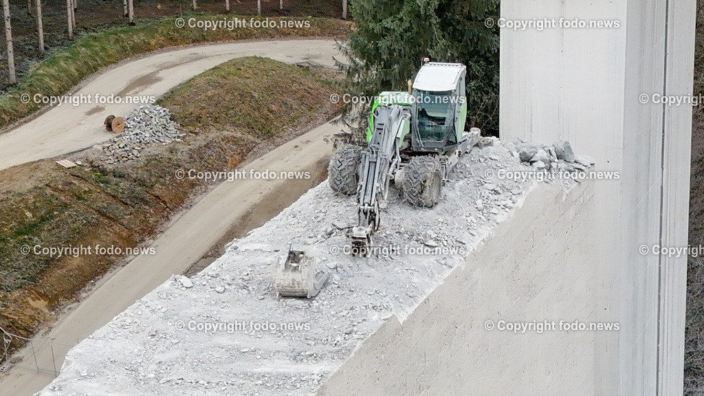 Westautobahn_ A1_ Aurachtalbruecke_ 11.03.2024-6 | 11.03.2024, Aurachkirchen, AUT, Westautobahn, A1, Aurachtalbruecke, im Bild Baustelle, Bruecke, Uebergang, Tal, Kran, Kraene, Schwerlastkran, Felbermayr, Sanierung, Asfinag, Baugeraete, Bagger, Verkehr, Drohne, Luftbild