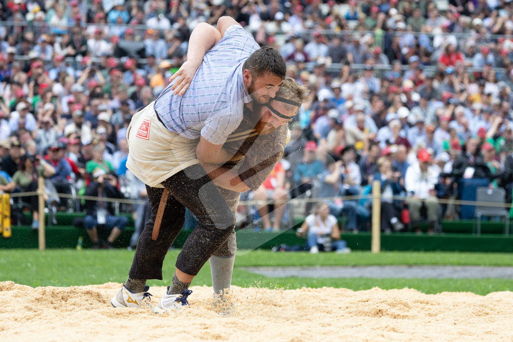 ESAF2025_03Gang_5146 | Die Schwinger des Schwyzer Kantonalen Schwingerverbandes: Fotos, die Dynamik und Leidenschaft festhalten, sowie emotionale Momente aus dem traditionellen Schwingsport zeigen. - Realisiert mit Pictrs.com