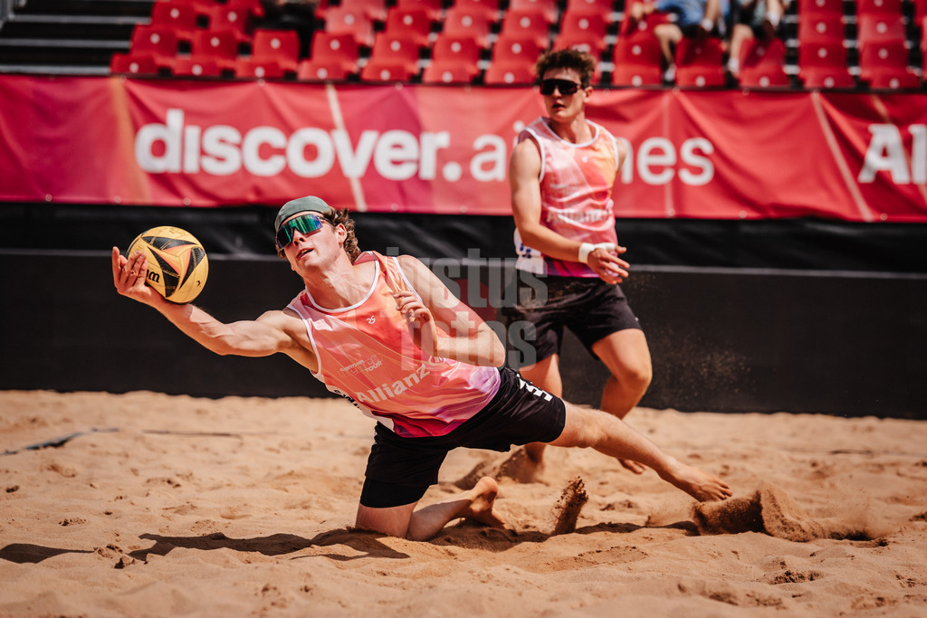 Beachvolleyball | Männer | Allianz German Beach Tour 2025 | Tourstop München | 10.07.2025 | Malte Höppner springt zum Ball