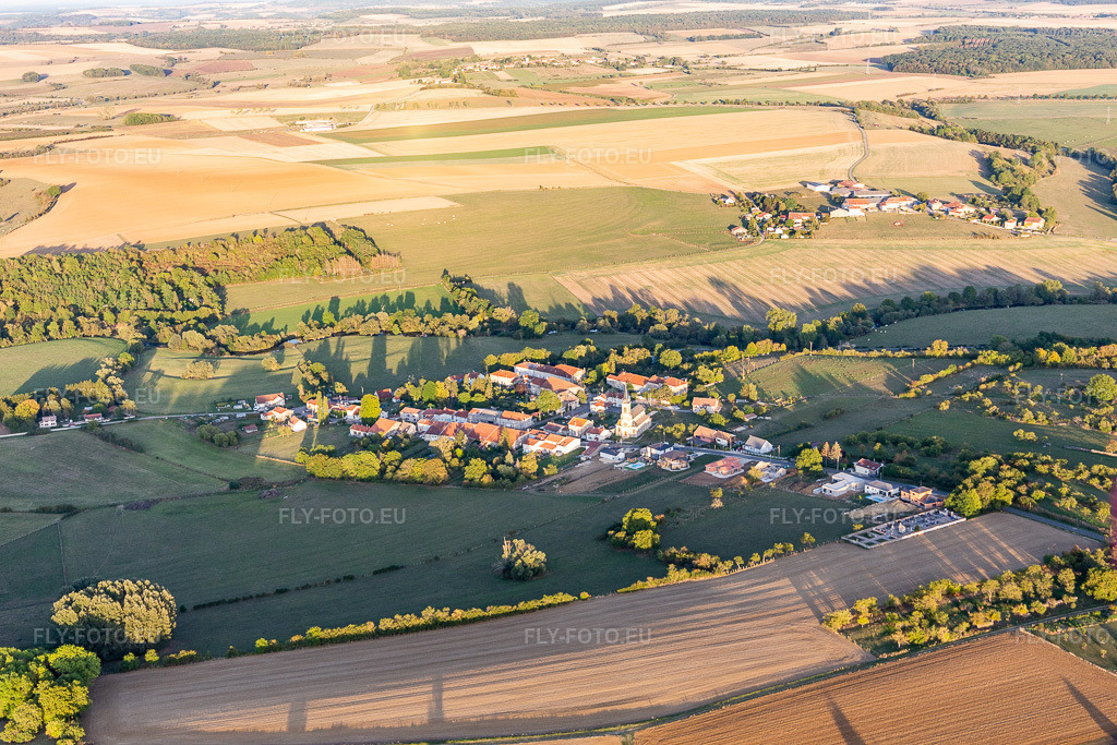 Vue aérienne: Vue de la ville à Tantonville dans le département Meurthe et Moselle, France. Photo: IMG_117895.jpg prise le 14/09/2019 par Werner Riehm/FLY-FOTO.eu – Résolution de l'original: 5472 x 3648 px