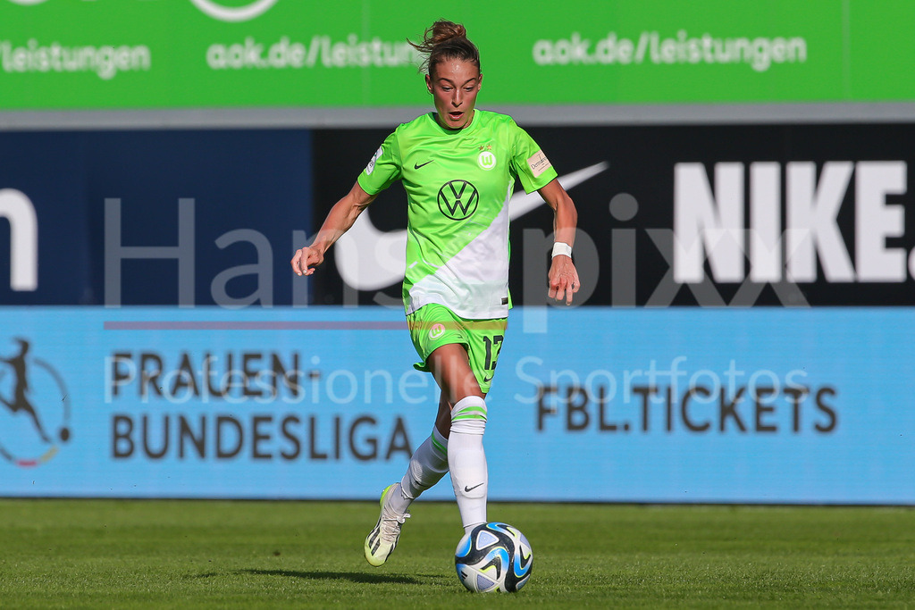 Fussball, Google Pixel Frauen-Bundesliga, VfL Wolfsburg - Bayer 04 Leverkusen | v.li.: Felicitas Rauch (VfL Wolfsburg, 13) Freisteller, Einzelbild, Ganzkörper, Aktion, Action, Spielszene, DIE DFB-RICHTLINIEN UNTERSAGEN JEGLICHE NUTZUNG VON FOTOS ALS SEQUENZBILDER UND/ODER VIDEOÄHNLICHE FOTOSTRECKEN. DFB REGULATIONS PROHIBIT ANY USE OF PHOTOGRAPHS AS IMAGE SEQUENCES AND/OR QUASI-VIDEO.