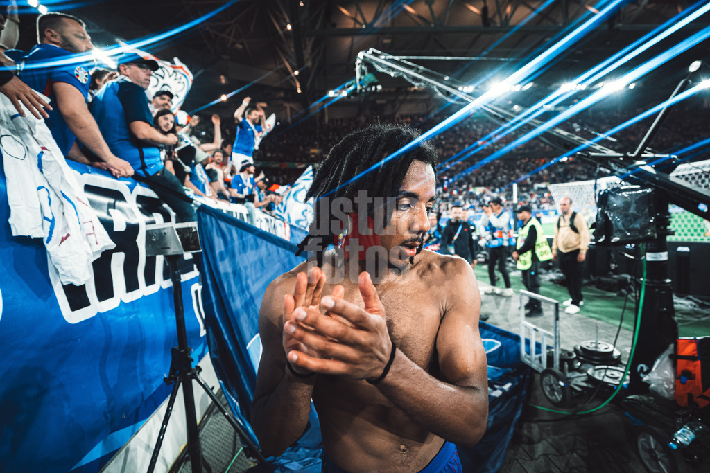 Fußball | Herren | UEFA-Fußball-Europameisterschaft 2024 | Gruppe D | Österreich vs. Frankreich | 17.06.2024 | Jules Kounde (#5, Frankreich) ohne Trikot nach dem Spiel