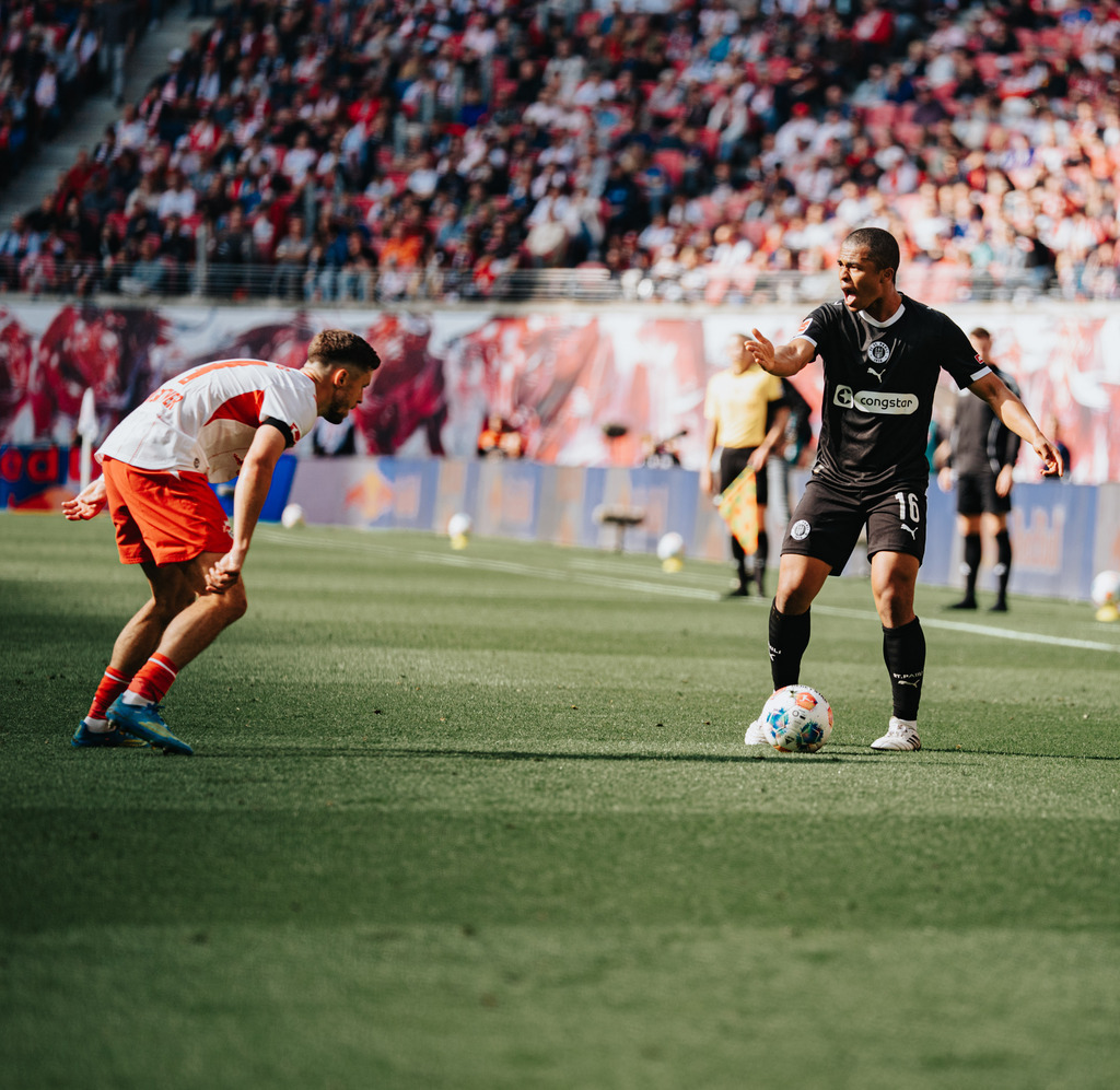 FCS07701 | Der offizielle Shop für FC St. Pauli Fotos. Wähle aus Spielszenen & Fanmomenten dein FCSP Wunschformat. Wir liefern Millerntor-Atmosphäre.