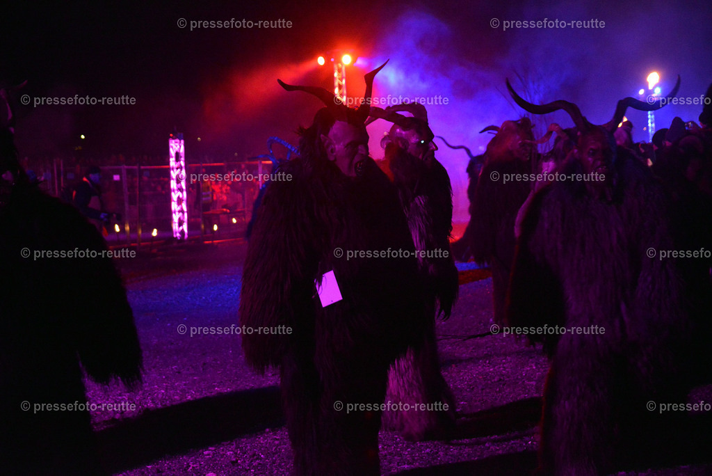 news-2022-Dez03-Krampusumzug-Reutte-WTV_5704 | Info aus dem Bezirk Reutte/Ausserfern Tirol sowie eine umfangreiche Bilddatenbank über die gesamte Region: Lechtal, Talkessel Reutte, Tannheimertal, Zwischentoren. Lech, Plansee, Zugspitze, Grenztunnel, B179, Fernpassstraße, Verkehr, Lawinen, Tradition, - Realisiert mit Pictrs.com