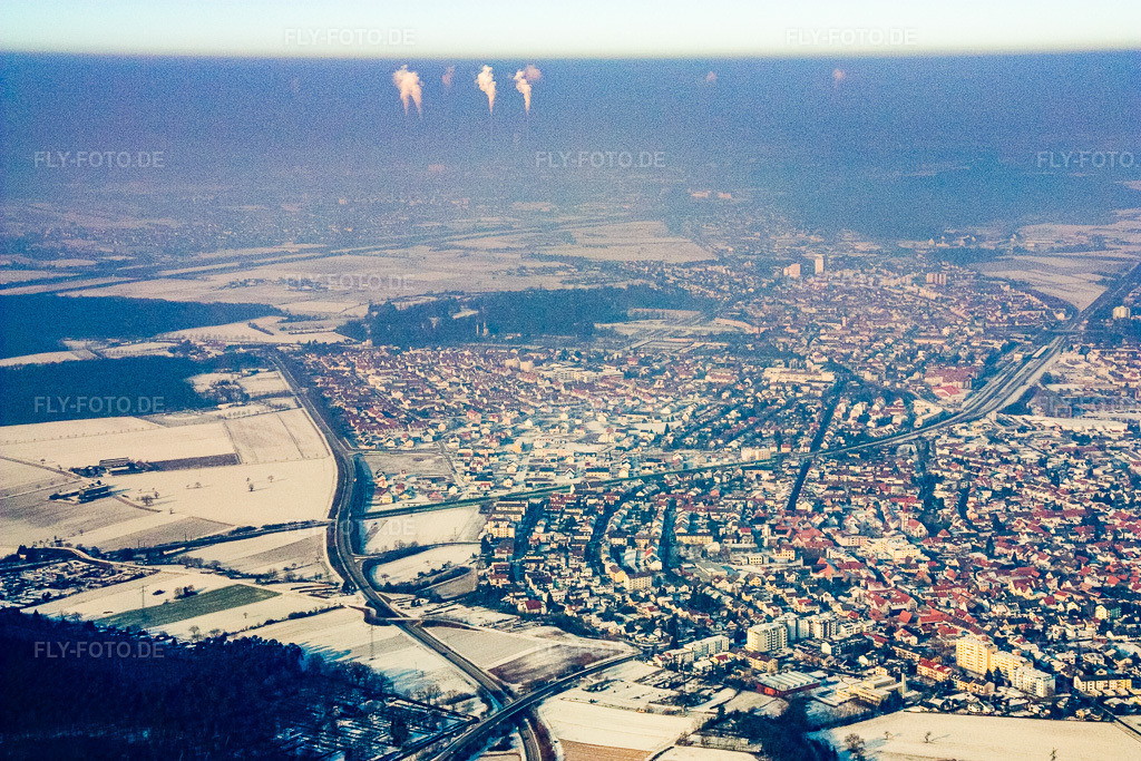 Luftbild: Ortsansicht aus Osten unter winterlichem Hochnebel mit Schnee in Oftersheim im Bundesland Baden-Württemberg in Deutschland. Foto: IMG_16256.jpg vom 10.01.2009 durch Werner Riehm/FLY-FOTO.de