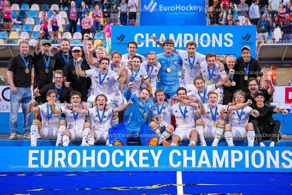 xydrx16082509020 | 16.08.2025, xydrx, Herren EuroHockey Championship 2025, Finale, Niederlande - Deutschland, Sparkassenpark Mönchengladbach: die Deutsche Nationalmannschaft bejubelt den Sieg im Finale