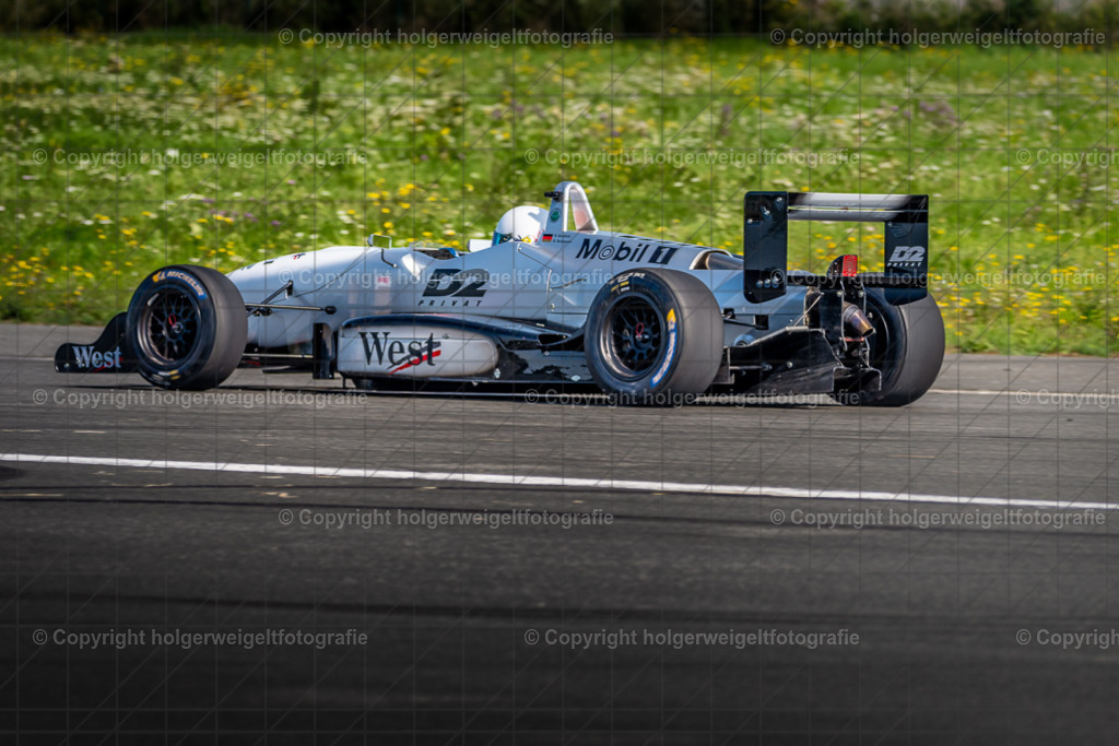 Dallara F3 97 | Foto vom 3. Classic Motor Weekend 18. - 20. August 2023 auf dem Flugplatz in Obermehler - Realisiert mit Pictrs.com