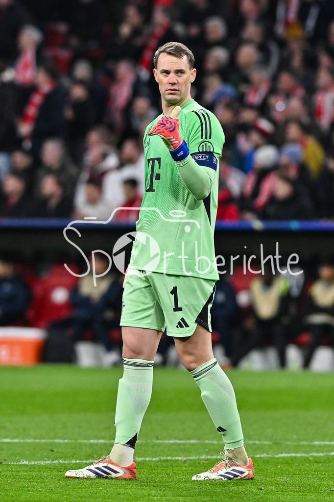 FC Bayern München - Sporting Lissabon | MUNICH, GERMANY - 09. DECEMBER: im Daumen Hoch bei Manuel NEUER (FC Bayern Munich 1) während dem Match zwischen dem FC Bayern München und Sporting Lissabon am 6. Spieltag der UEFA Champions League Ligaphase in der Allianz Arena