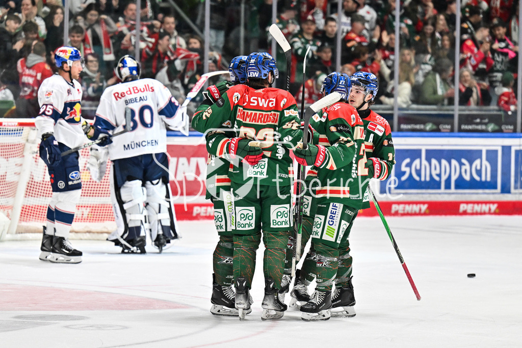 Augsburger Panther - EHC RB München | AUGSBURG, DEUTSCHLAND - 27. FEBRUAR: Jubel der Panther nach dem Anschlusstreffer zum 2-4 durch Cody KUNYK (Augsburger Panther 20) / Tor / Torschuetze / Freude / Happy während dem Match zwischen den Augsburger Panthern und dem EHC RB München am 46. Spieltag der Penny DEL im Curt Frenzel Stadion