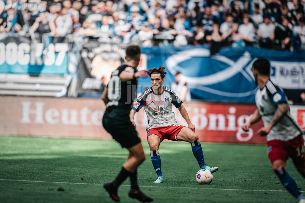 Fußball | Männer | Saison 2023/2024 | 2. Fußball-Bundesliga | 28. Spieltag | Hamburger SV vs. 1. FC Kaiserslautern | 06.04.2024 | Noah Katterbach (#33, HSV) am Ball