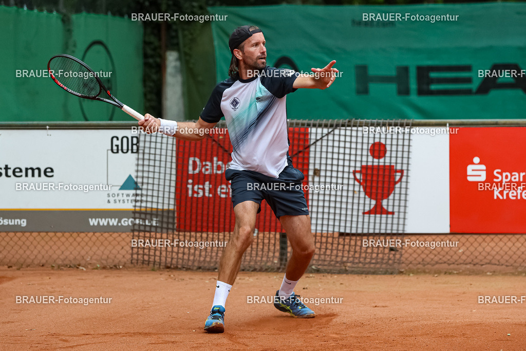 HTC Blau-Weiß Krefeld - LTTC Rot-Weiß Berlin  | Krefeld, Deutschland 21.07.2023, Gero Kretschmer (HTC Blau-Weiß Krefeld) gegen Nino Ehrenschneider (LTTC Rot-Weiss Berlin) ,

bei der 2. Tennis Bundesliga Nord Begegnung zwischen HTC Blau-Weiß Krefeld und LTTC Rot-Weiß Berlin am 21.07.2023 in Krefeld.

(Foto: BRAUER-Fotoagentur)
 
