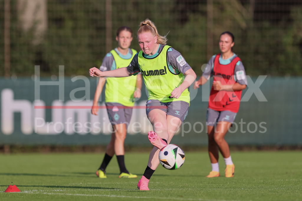 Fussball, Google Pixel Frauen-Bundesliga, Training SV Werder Bremen | v.li.: Jette Behrens (SV Werder Bremen, 39) am Ball, Einzelbild, Ganzkörper, Aktion, Action, Spielszene