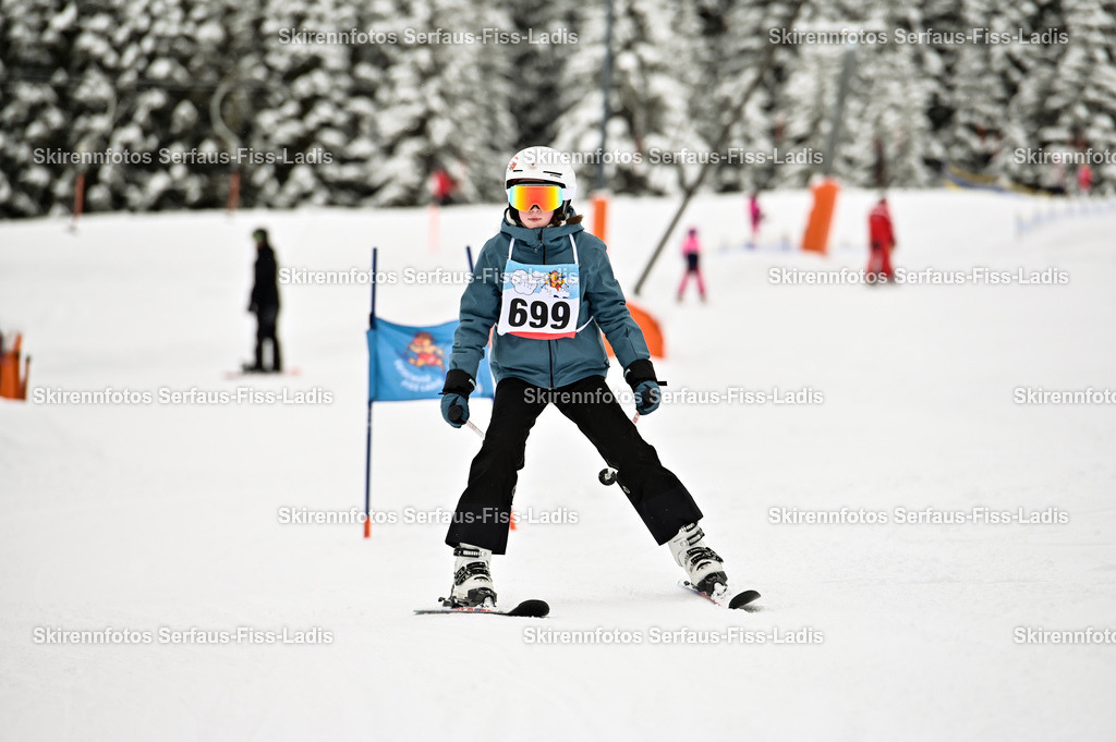 SRF_20.02.2026_0803 | Skirennfotos,Serfaus,Fiss,Ladis,Kinderskirennen,Winter,Tirol,Oberland,skirace,SFL,feelfree,weil wir's genießen,ski,Ski,skifahren,Sonnenplateau, - Realisiert mit Pictrs.com