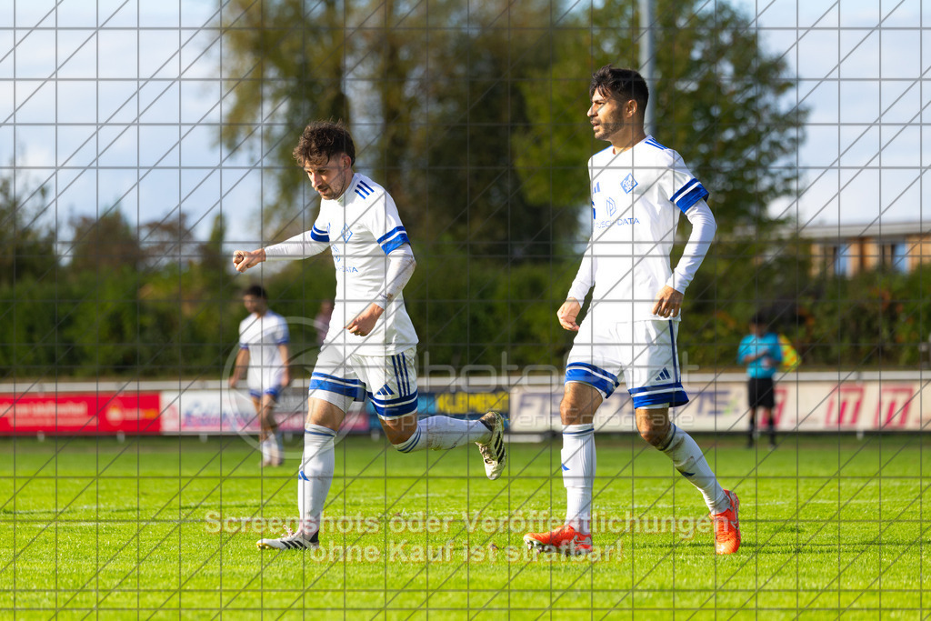 20261010_155457_0482_(c)_by_PhotoPeet | #,1.FC Eislingen (weiß) vs. TSV Bernhausen (lila), Fussball, Landesliga 2 - wfv, 11. Spieltag, Saison 2026/2027, Rasenplatz, Eichbachstation, Haldenstraße, 73054 Eislingen, 10.10.2026 - 15:30 Uhr,Foto: PhotoPeet / Sport- &amp; Eventfotografie / Peter Harich